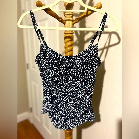 4/$15 Black and white Tankini Swim top Size 8 - Picture 1 of 4